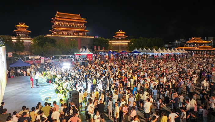 “夜經(jīng)濟(jì)”點(diǎn)燃煙火氣，市民樂(lè)享“文旅盛宴”
